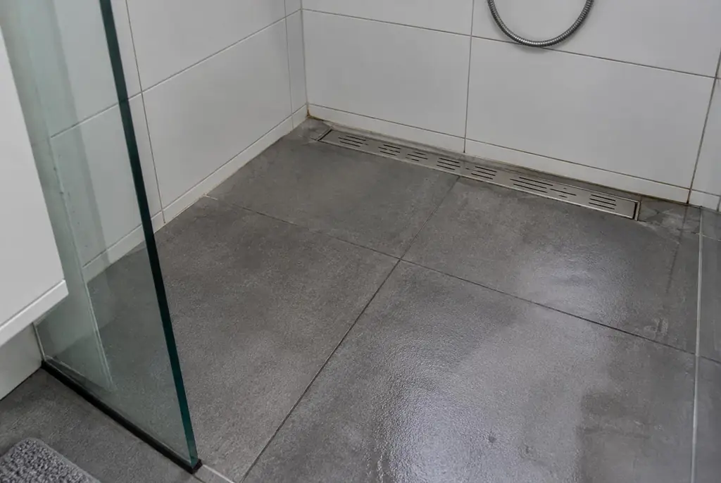 Lekdetectie Krommenie – lekkende inloopdouche met natte voegen