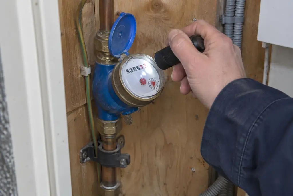 Lekdetectie Krommenie – watermeter in de meterkast controleren met een zaklamp